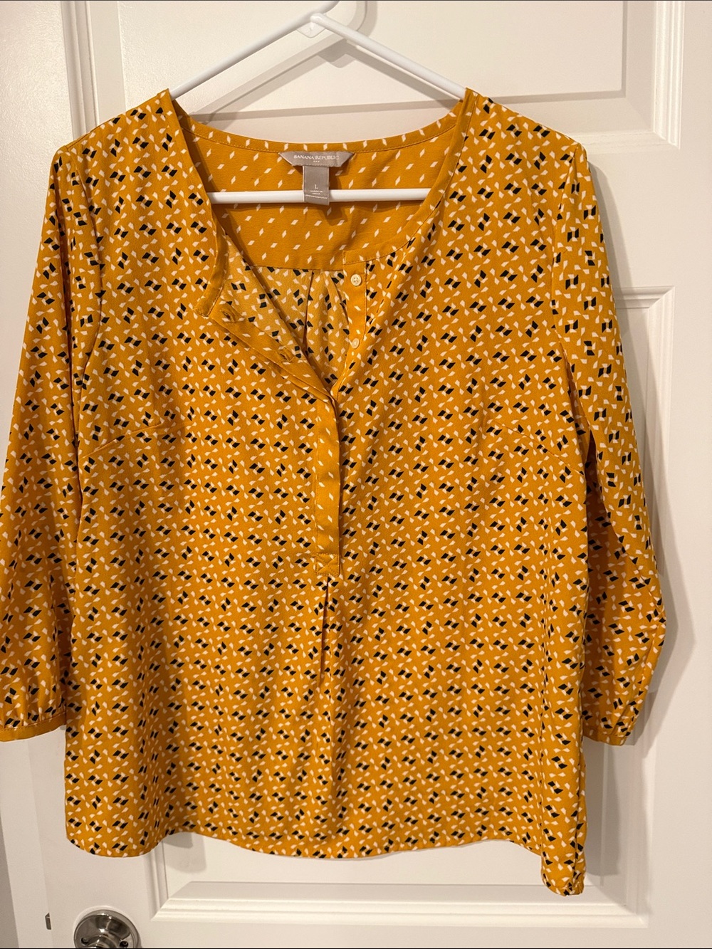 Banana Republic Mustard Black Geometric  Button V neck Blouse shirt 3/4 sleeve L